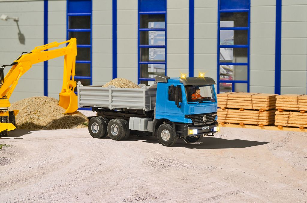 Viessmann 8010 - H0 MB ACTROS 3-axle tipper truck with rotating beacons, basic, functional model