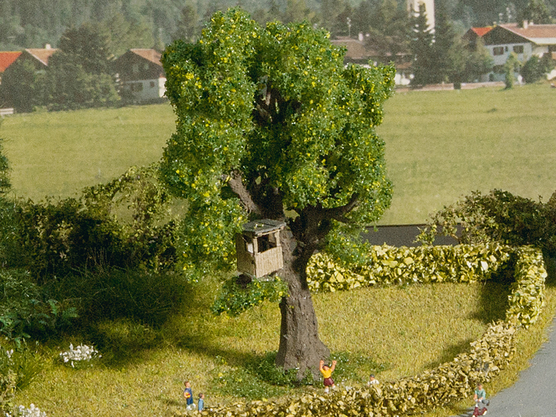 NOCH 21766 - Tree with treehouse