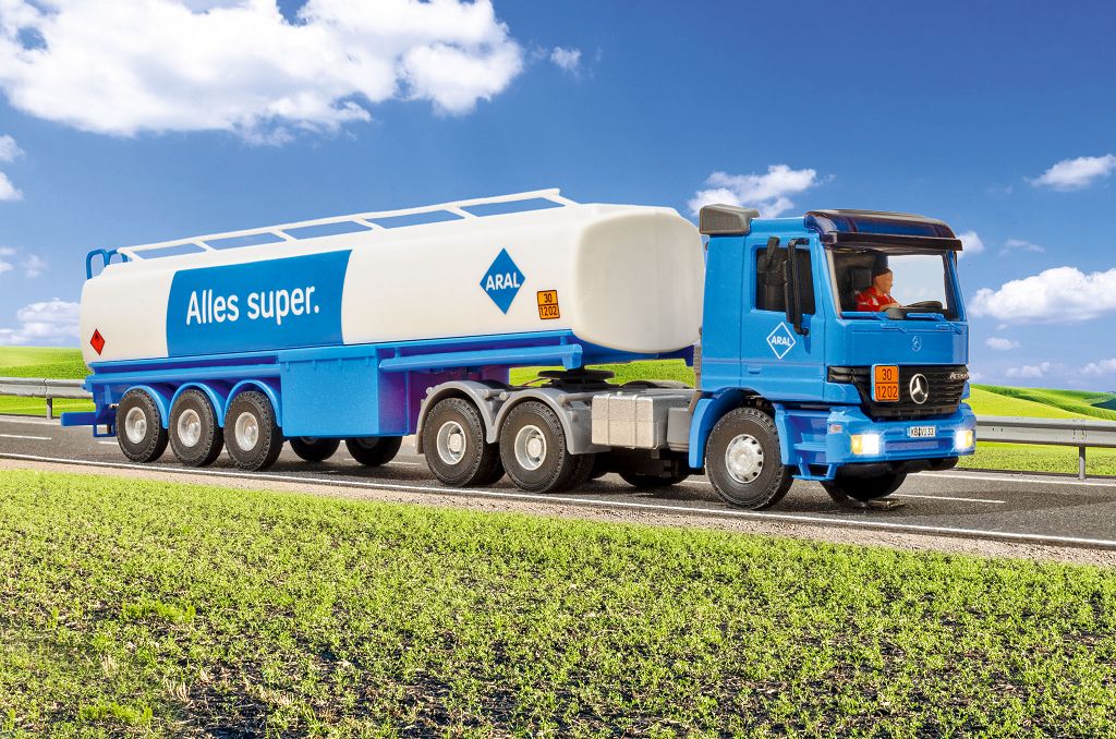 Viessmann 8033 - H0 MB ACTROS 3-axle tractor unit with ARAL tank trailer, basic, functional model