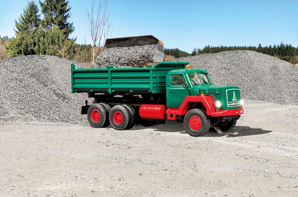 Viessmann 8002 - H0 CarMotion Basic Starter Set, MAGIRUS DEUTZ 3-axle tipper truck