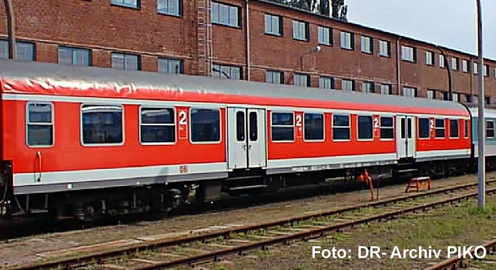 PIKO 28008 - Halberstadt center-entry carriage, 2nd class, DB AG V