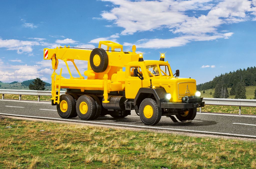 Viessmann 8021 - H0 MAGIRUS DEUTZ 3-axle recovery crane with rotating beacons, basic, functional model