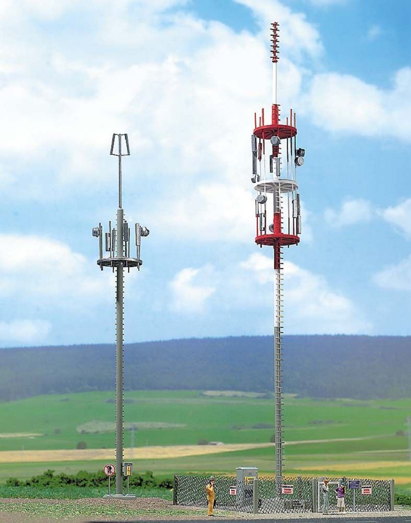 BUSCH 1021 - Two mobile phone towers