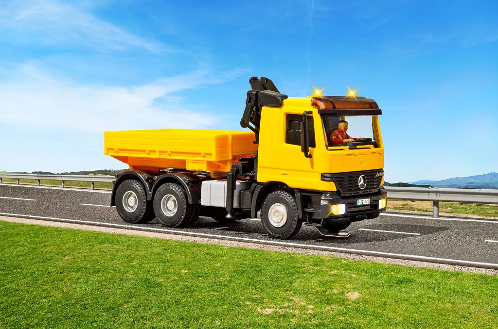 Viessmann 8023 - H0 MB ACTROS 3-axle tractor unit with loading crane and rotating beacons, basic, functional model