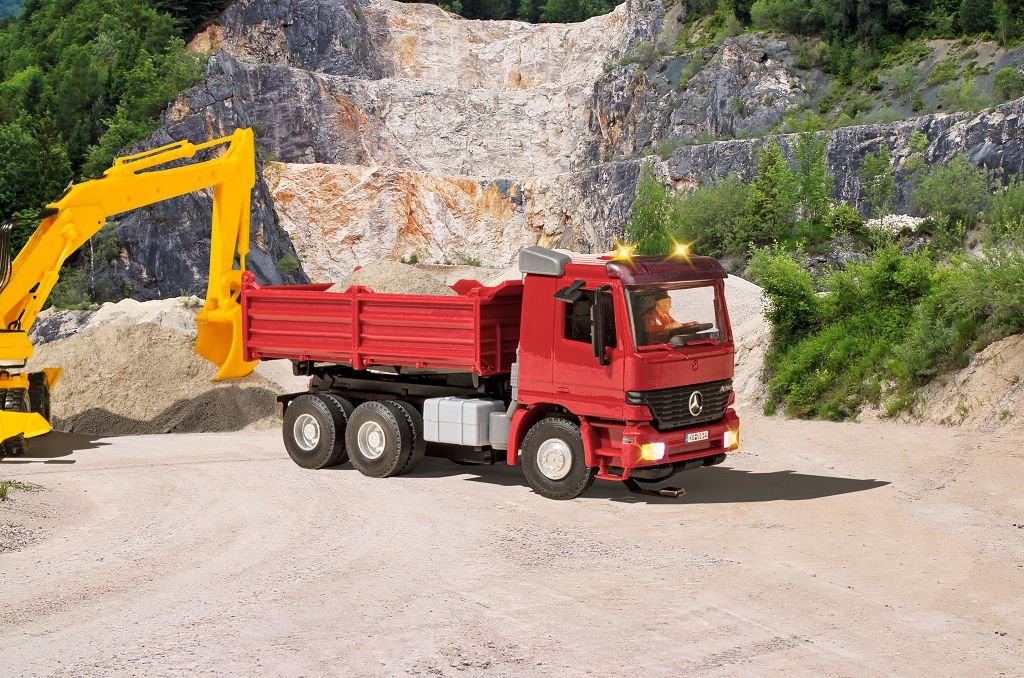 Viessmann 8014 - H0 MB ACTROS 3-axle tipper truck with rotating beacons, red, basic, functional model