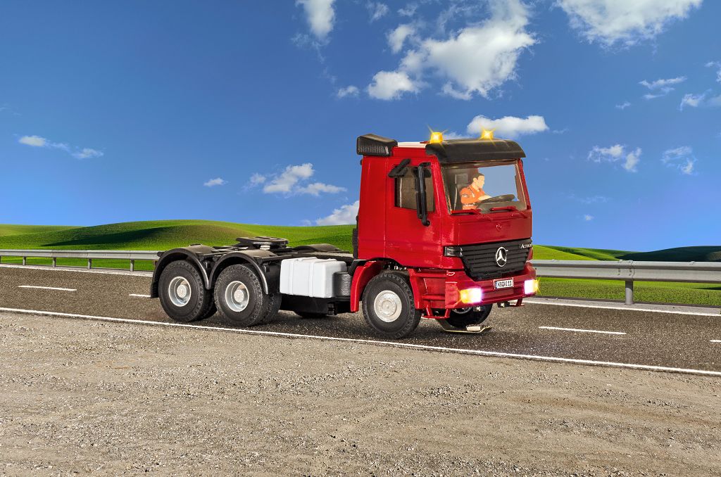 Viessmann 8011 - H0 MB ACTROS 3-axle semi-trailer truck with rotating beacons, basic, functional model