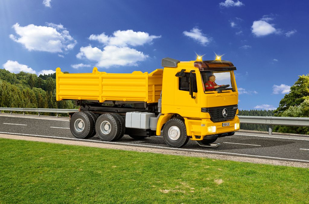 Viessmann 8015 - H0 MB ACTROS 3-axle tipper truck with rotating beacons, yellow, basic, functional model