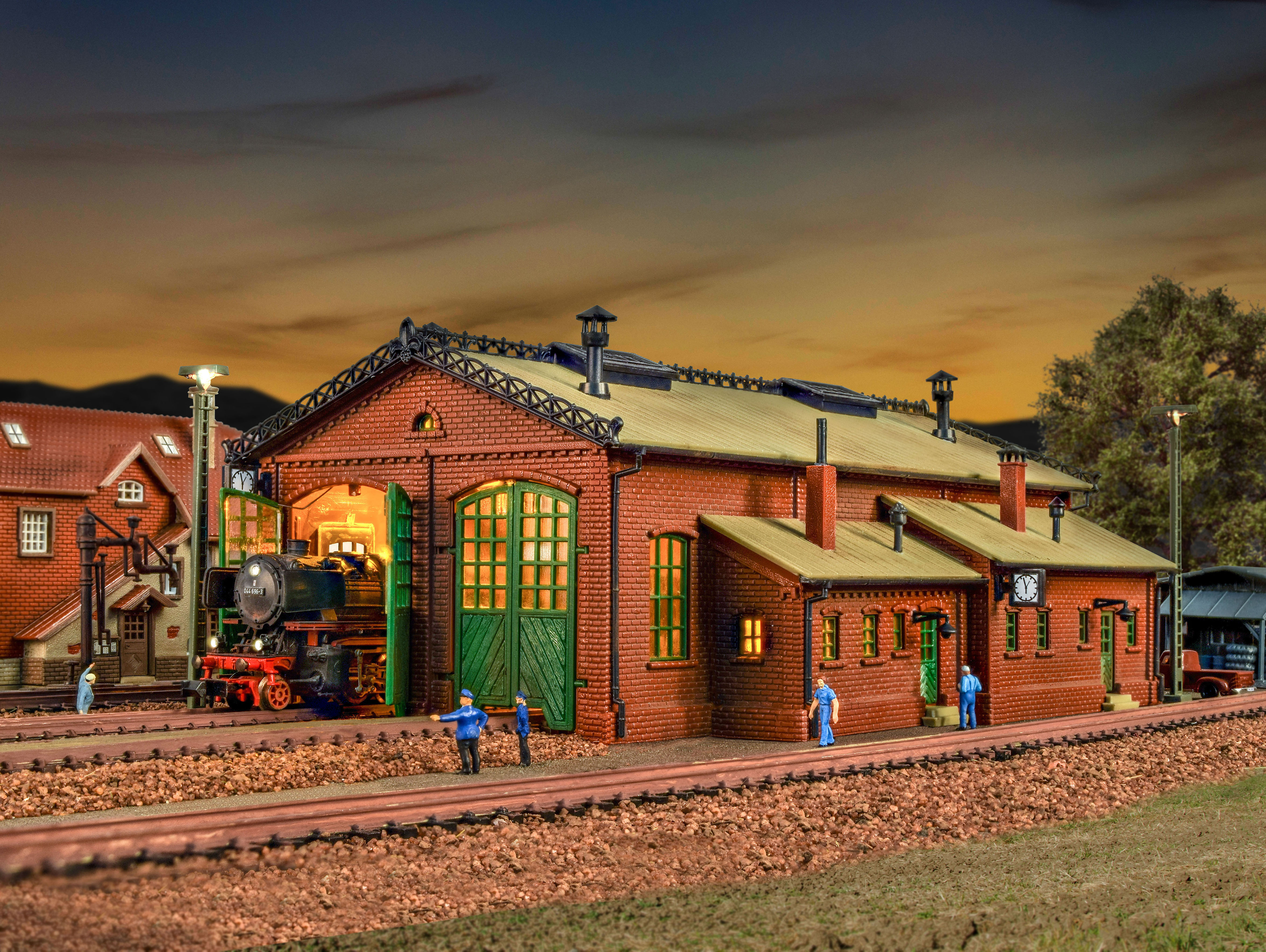 Vollmer 47608 - N locomotive shed, two-stall