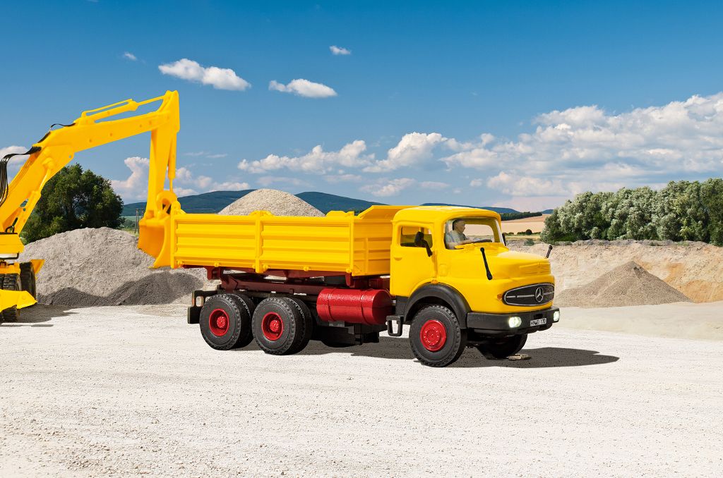 Viessmann 8003 - H0 CarMotion Basic Starter Set, MB Round-Hood 3-axle Dump Truck