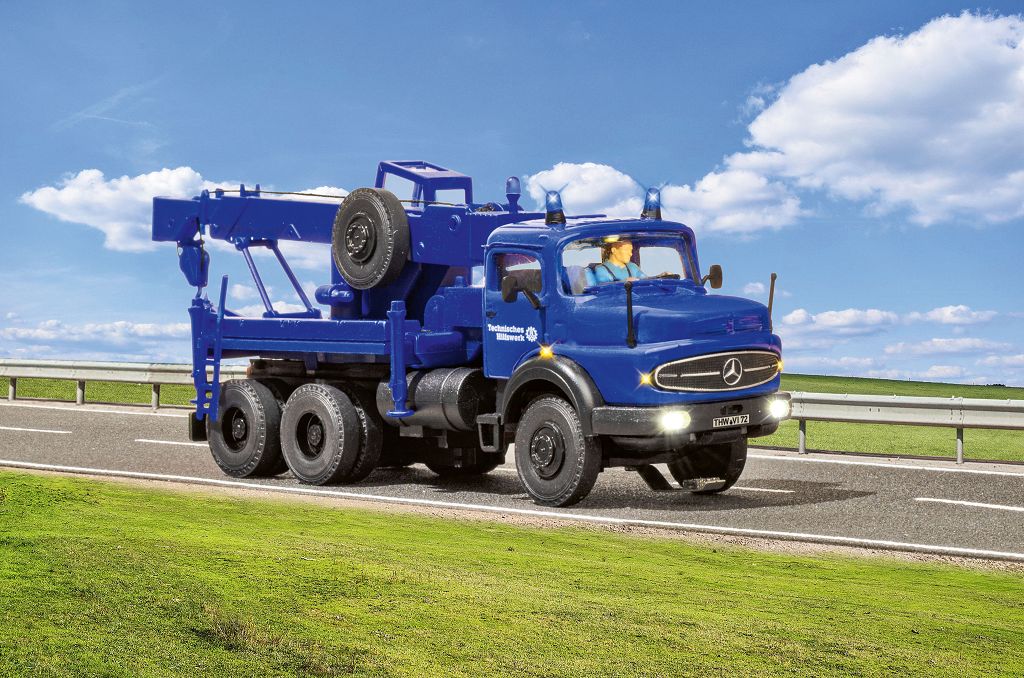 Viessmann 8072 - H0 THW MB Round-hooded 3-axle recovery crane with rotating beacons, basic, functional model