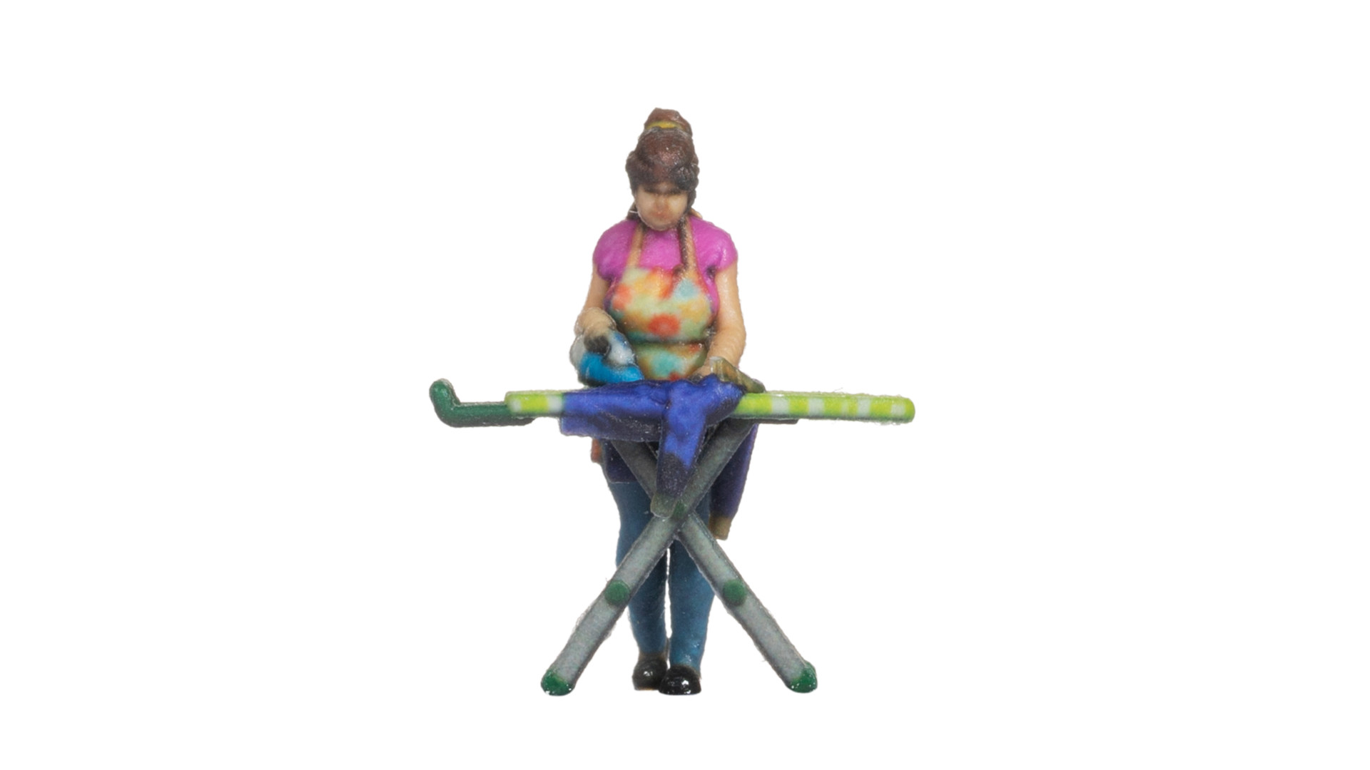 NOCH 10425 - Woman ironing