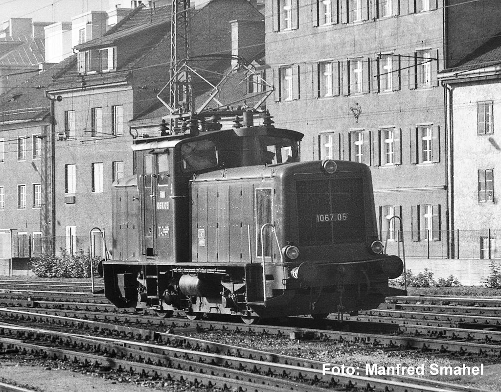PIKO 21049 - ~E-Lok/Sound Rh 1067 green ÖBB III + PluX22 Dec.