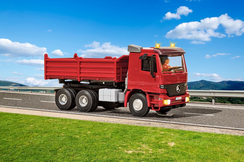 Viessmann 8001 - H0 CarMotion Basic Starter Set, MB ACTROS Dump Truck with Rotating Beacons, Red